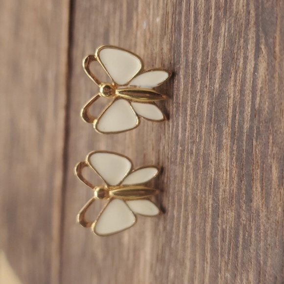 Nwt for pierced ears E445 delicate butterfly earrings cute 😍 - Picture 1 of 2